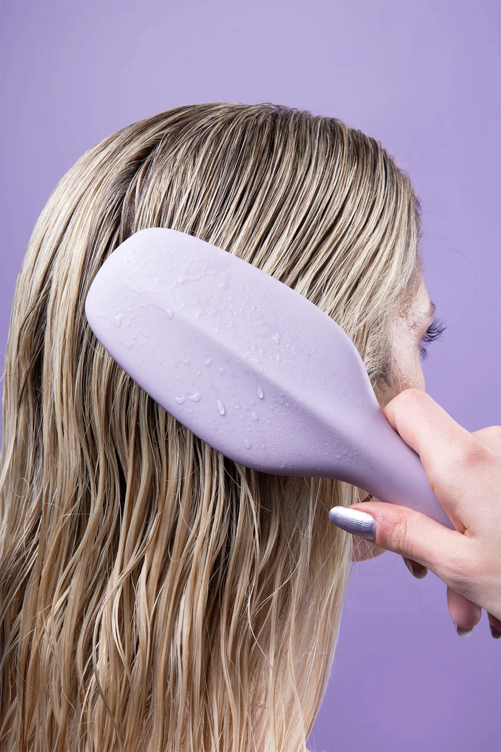 Detangling brush in use